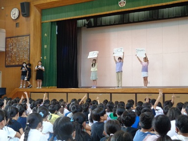 体育館ステージでクイズ出題の様子