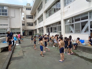 校庭にてシャボン玉遊びをする1年生達