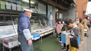 お店探検　あいさつ中