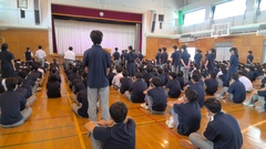 2学期始業式、全校集会での区陸上大会選手紹介