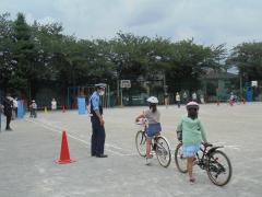 警察の方から自転車の乗り方を教わる児童