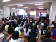 アスレチックで遊ぶ児童