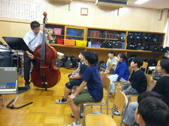 校長先生の演奏を聴く様子