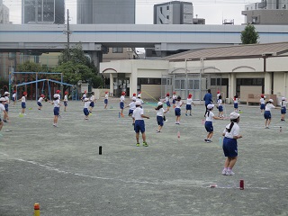 2年生　縄を跳びながらの表現運動に真剣そのものです