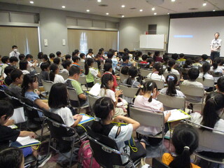 大田市場で、話を聞いている様子