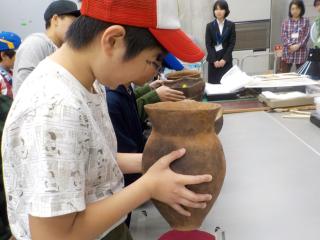 本物の土器を触らせてもらいました！