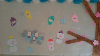 雪ん子たちが舞っています。