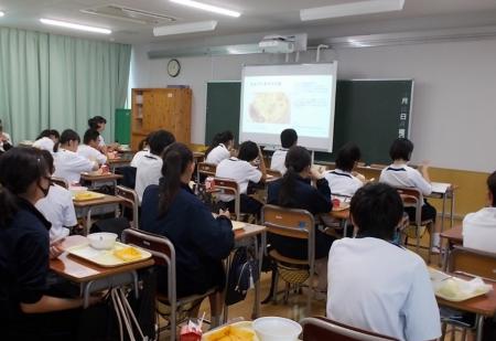 お話給食7月_教室