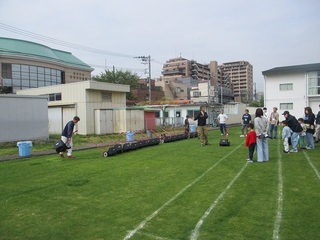 校庭で