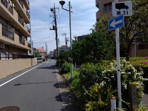 今の六郷用水跡（安方郵便局前の道路）