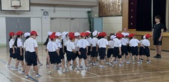 回れ右を皆で合わせているようす