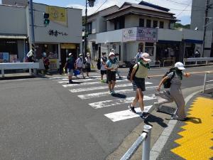 車が多いから、道路を渡る時は慎重に