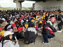 全校遠足 多摩川土手にて