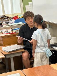 あゆみを渡す様子