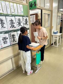 あゆみを渡す様子