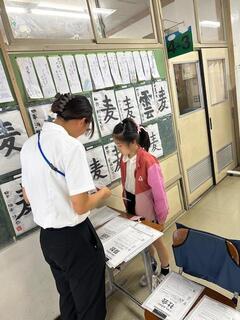 あゆみを渡す様子