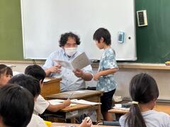 あゆみを渡す様子
