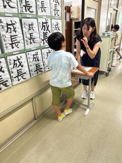 あゆみを渡す様子