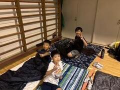 学校に泊まろう